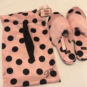 It is pink with black balls, it is comfortable,